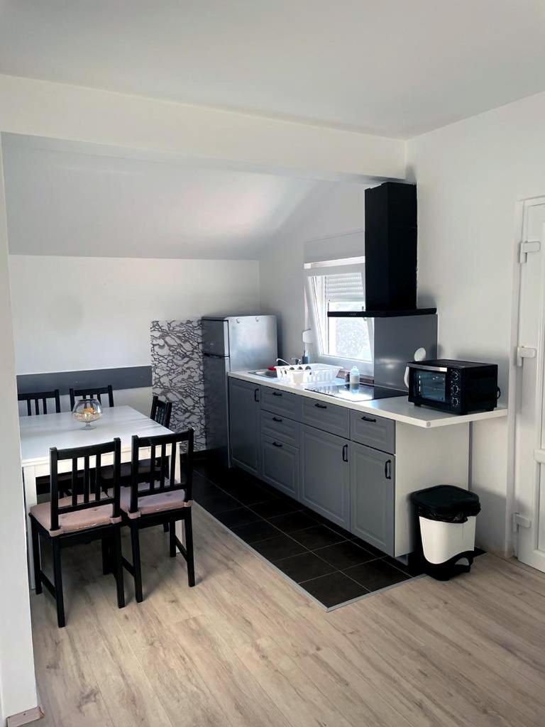 Apartmani Goga S Grijanim Bazenom Dobropoljana Экстерьер фото